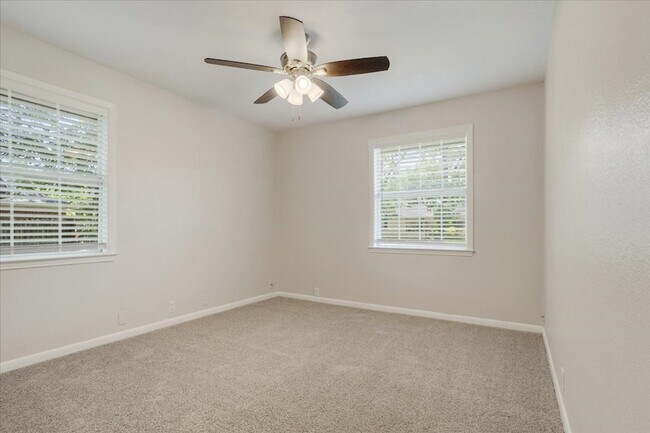 Building Photo - 470 W Marshall Dr