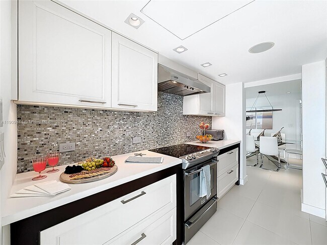 Building Photo - 2715 N Ocean Blvd