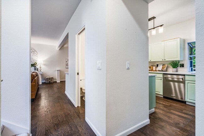 Building Photo - RENOVATED 3 BED, 3 BATH KIRKLAND TOWNHOME W GARAGE & EASY COMMUTE!