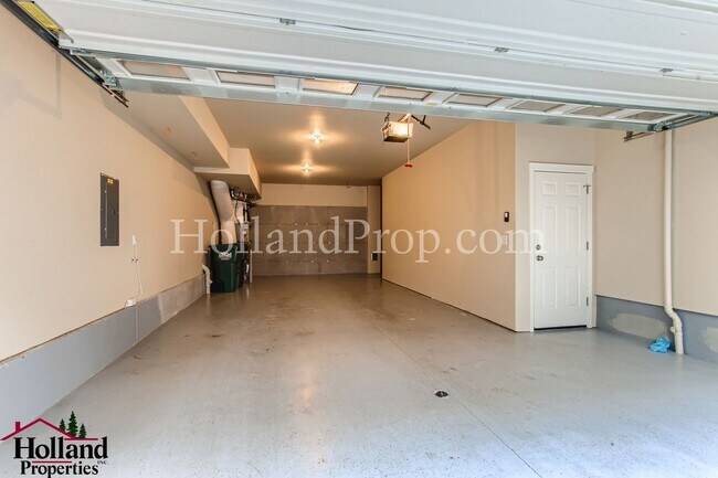 Building Photo - Beautiful Home With Balcony and Great Location! ** NEW PRICE $2,595 and REDUCED SECURITY DEPOSIT **