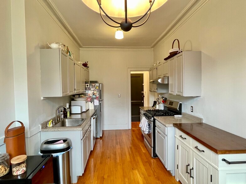 Building Photo - 140 Marlborough St