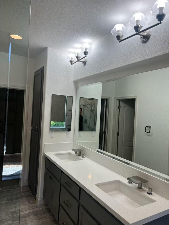 Building Photo - Charming 4-Bed, 2-Bath Single-Story Home f...