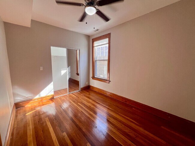 Building Photo - 3859 W Wrightwood Ave