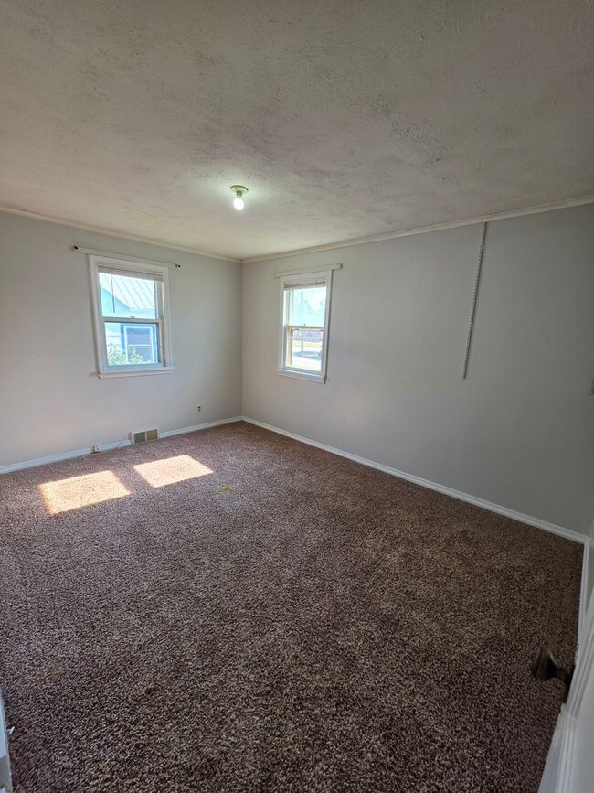 Building Photo - 1021 Dilger Ave