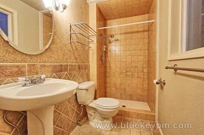 Building Photo - 3 bed, 2 bath home in Portland near Highwa...