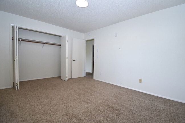 Building Photo - Top floor apartment! Close to MSU and downtown!