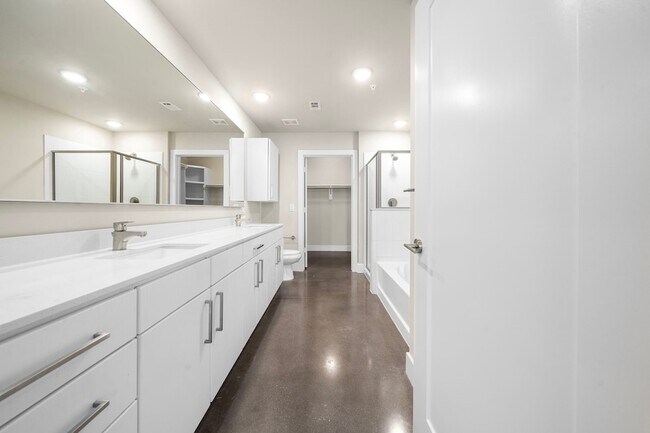 Building Photo - 1825 N San Jacinto Street Unit 641