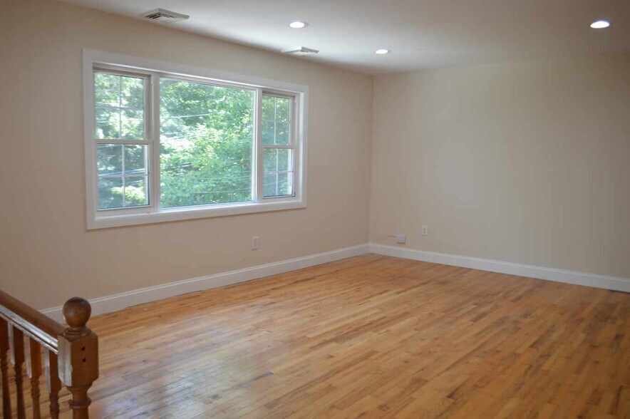 Building Photo - 44 Lake Ter
