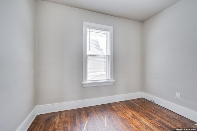 Building Photo - 528 5th St