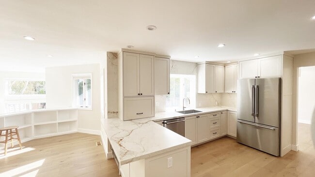 Building Photo - 1911 Easton Dr