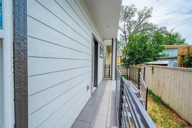 Building Photo - 1511 Alamo St