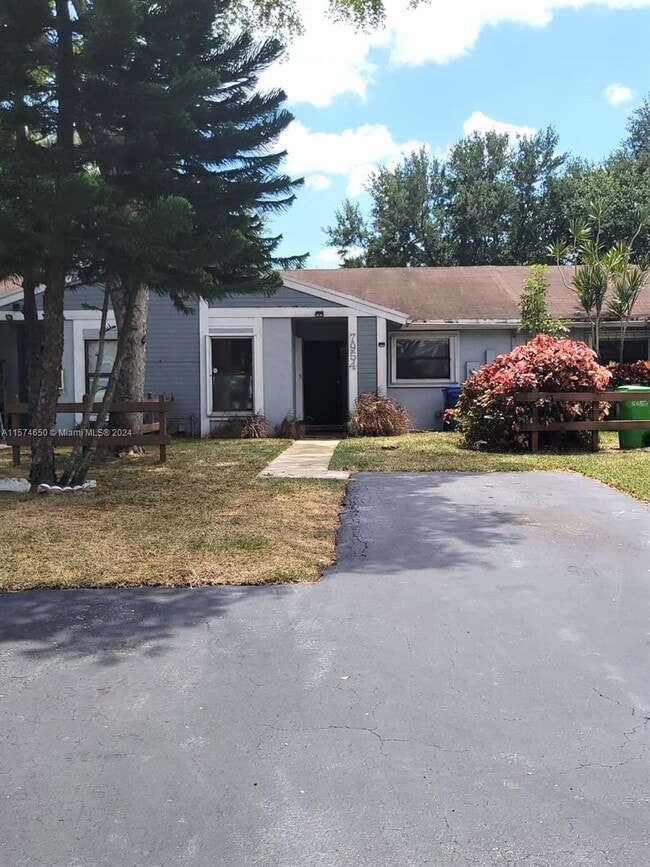 Building Photo - 7954 NW 41 Ct