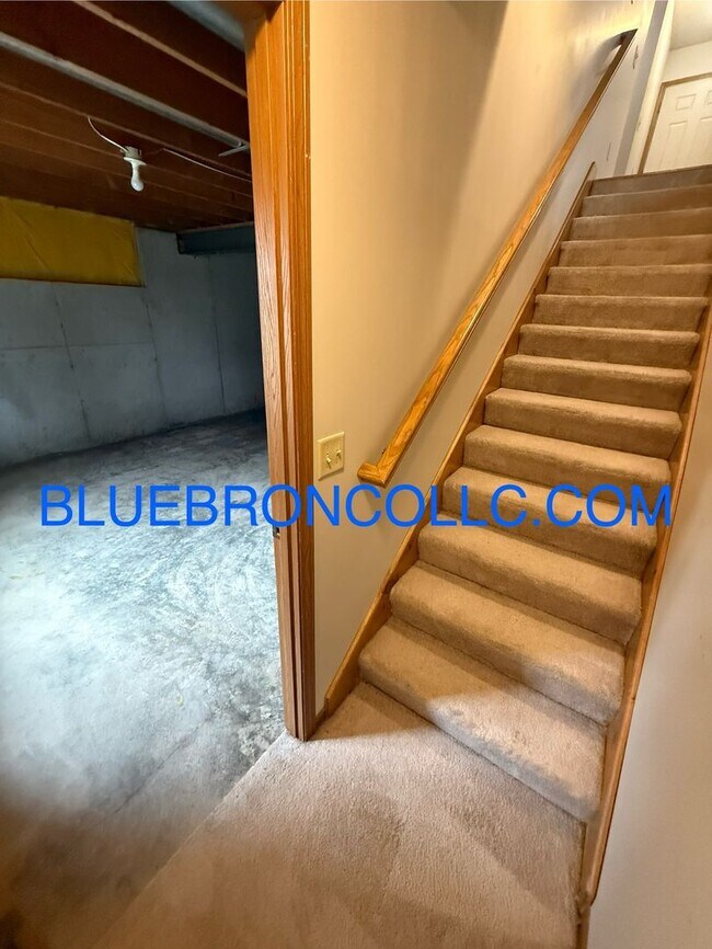 Building Photo - Georgous duplex in Raymore with a lot to offer!