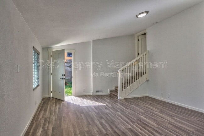 Building Photo - 419 Watson St