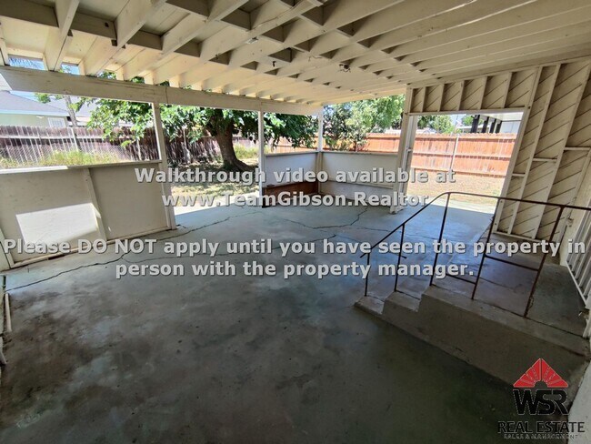 Building Photo - 4 Bedroom / 2 Bathroom Home.