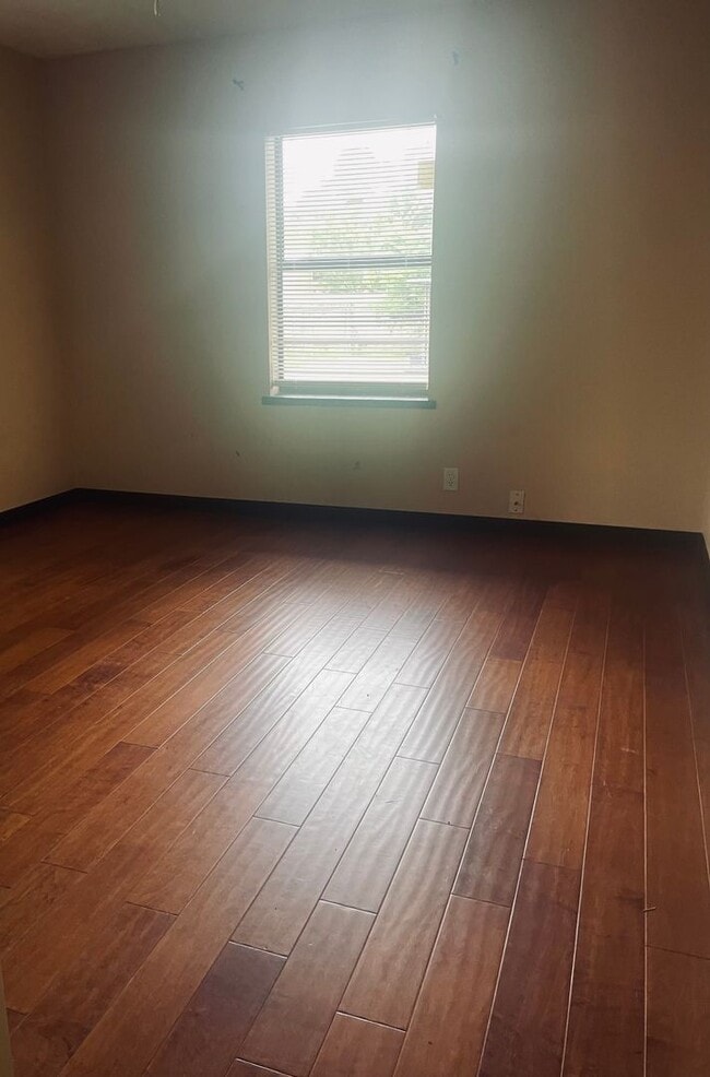 Building Photo - 3 Bedroom/1 Bath - Move/In Ready