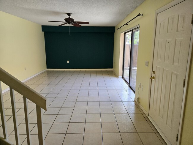 Building Photo - 505 Live Oak Ln