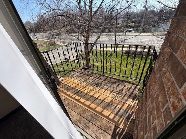 Building Photo - Townhome with a Bedroom Balcony Overlooking Lake Tapawingo