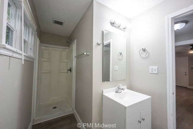 Building Photo - "Charming Urban Retreat: Cozy 1-Bedroom Ap...