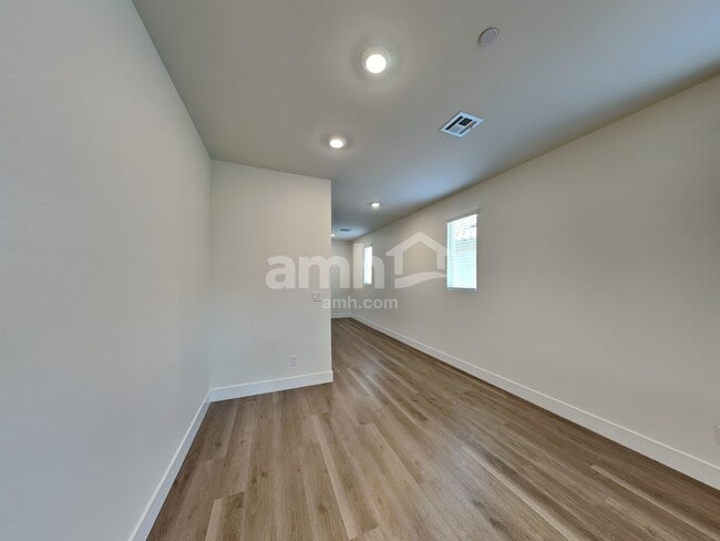 Building Photo - 854 English Primrose St