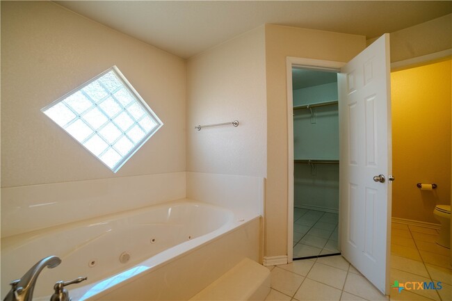 Building Photo - 511 Cowhand Dr