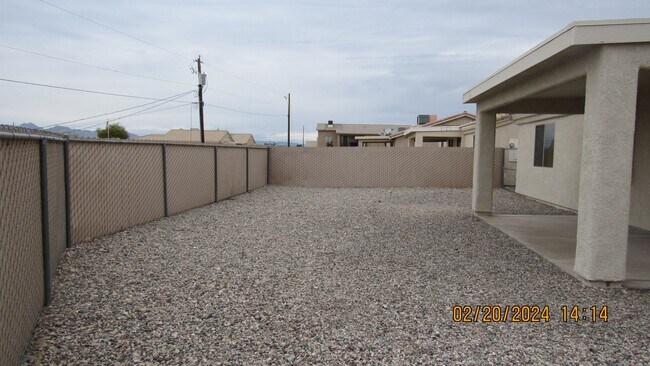 Building Photo - 3 bed 2 bath 2 car garage near high school