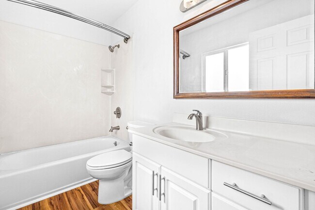 Building Photo - Spacious 3 Bedroom, 2.5 Bath Single Family...