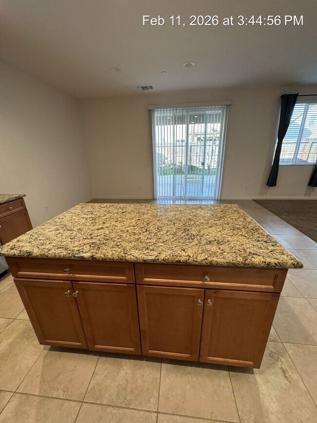 Building Photo - 4 Bedroom home! Rent Ready NW Visalia!