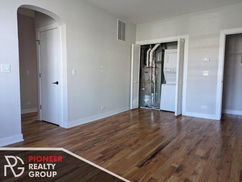 Building Photo - 630 W Wrightwood Ave