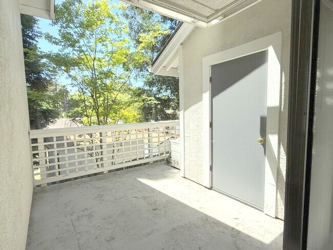 Building Photo - Fabulous Townhouse at Ashford Court - Close to BART, Downtown & Trails !