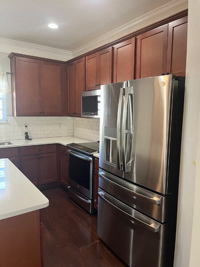 Building Photo - "Charming 2-Bed Townhouse Retreat with 2.5...