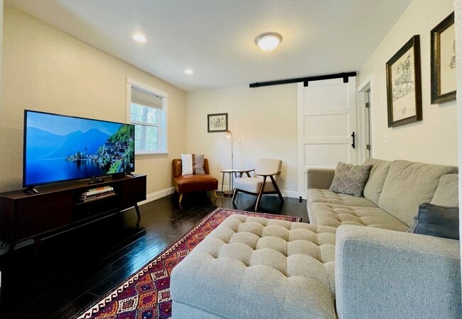 Building Photo - Short-Term Lease in Sunriver through May 31, 2026 - FALL SPECIAL $350.00 off first month rent wit...