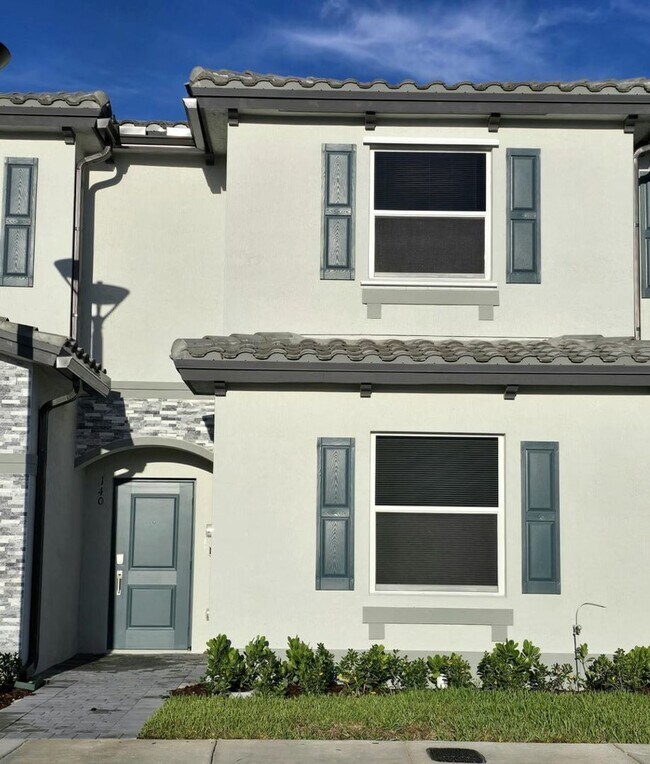 Building Photo - Brand New 3 Bed / 3 Bath Town home Modern Living Florida City FL 33034