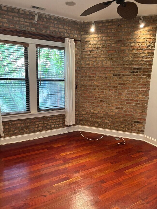 Building Photo - 1370 1/2 W Estes Ave