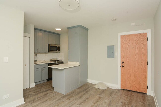 Building Photo - 508 W Belmont Ave