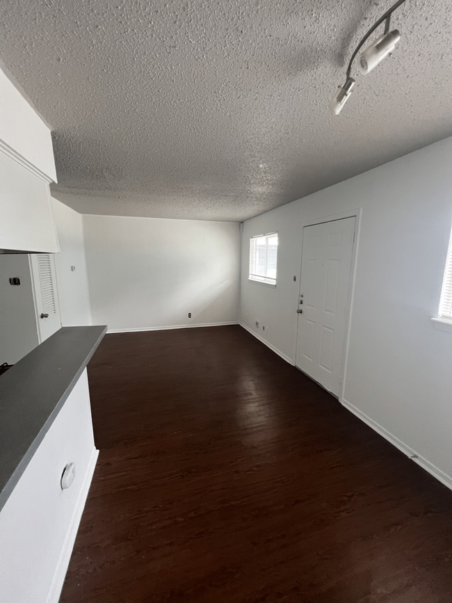 Building Photo - Great one bedroom in Hyde Park!