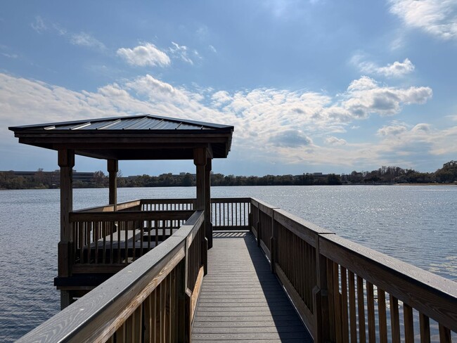 Building Photo - 2/2 Condo with Lake Views