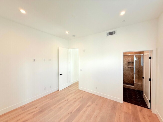 Building Photo - Beautiful Modern Luxury 4 Story Townhome - 4 bed - 3.5 bath with Rooftop Deck in Silver Lake