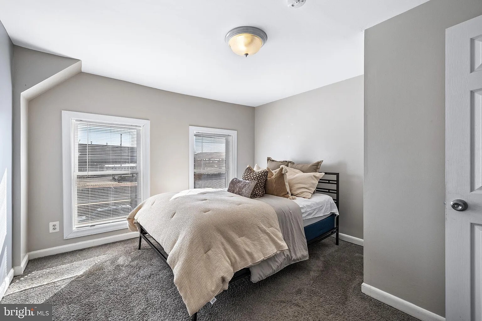 Building Photo - 926 W Pratt St