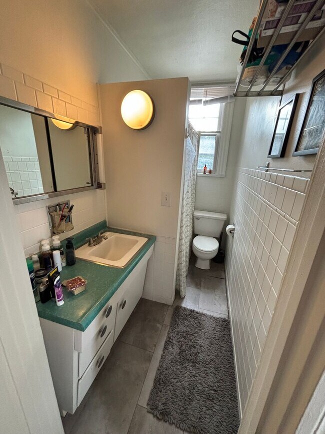 Building Photo - 111 E Blenkner St