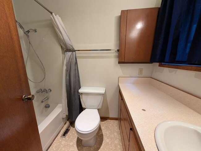 Building Photo - 2 Bedroom Pet-Friendly Orchards House with...