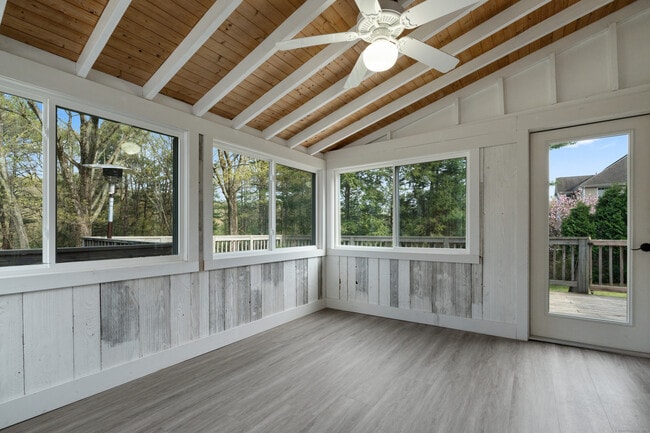 Building Photo - 486 Deercliff Rd