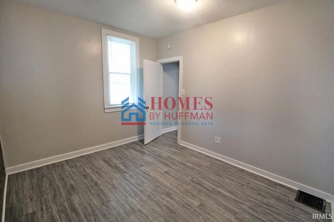 Building Photo - Two Bedroom House | Move In Ready!