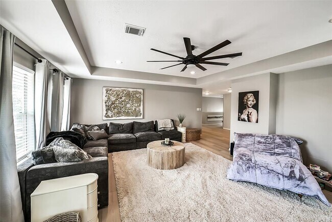 Building Photo - 3711 Pinehurst Dr