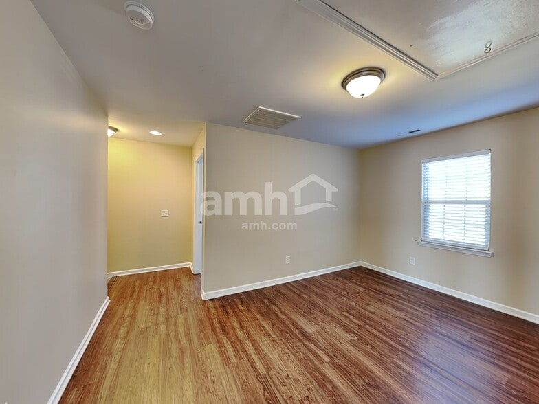 Building Photo - 15325 Colonial Park Dr