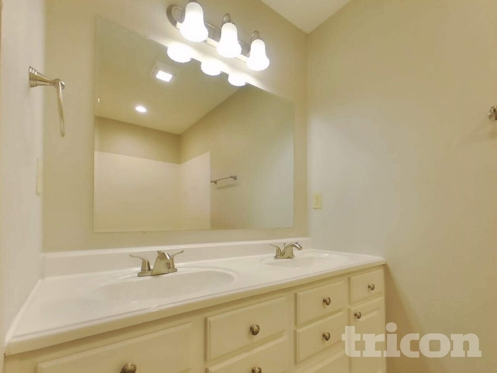 Building Photo - 2322 Edgewater Cir