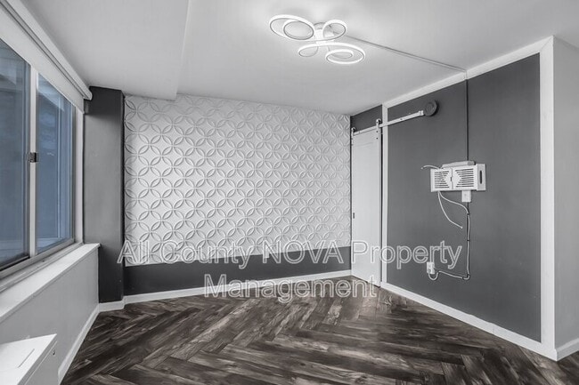 Building Photo - 922 24th St NW