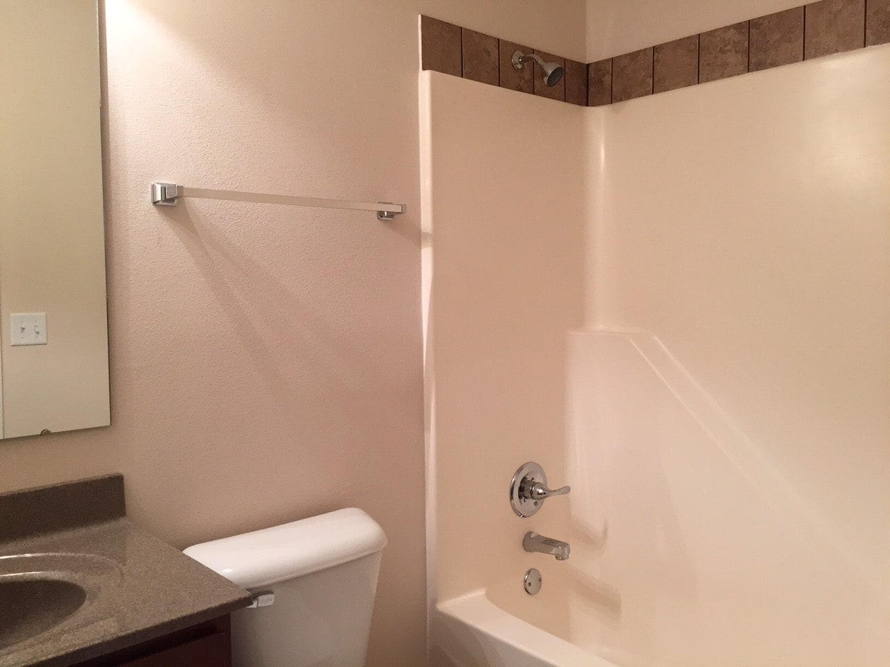 Building Photo - 423 Meadow Dr