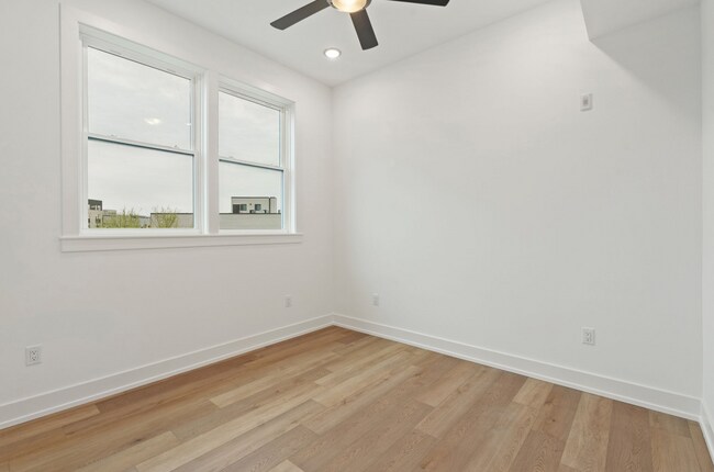 Building Photo - 136-40 E Cumberland St