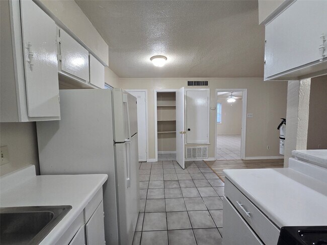 Building Photo - 3714 Ave S